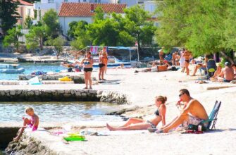Пляж Crljina beach в Рогознице