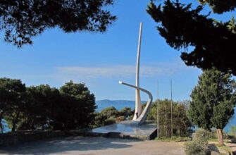 Монумент в виде крыльев чайки в Подгоре