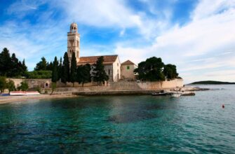 Францисканский монастырь в городе Хвар