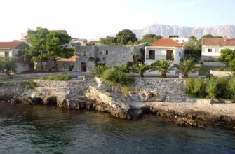 Венецианский замок в Сучурае на острове Хвар