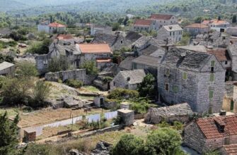 Деревня Грохот на острове Шолта