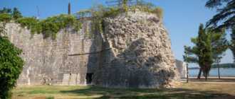 Древние останки Северной Башни в Порече